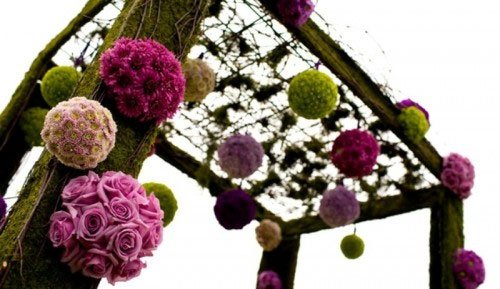boules de fleurs roses et violettes suspendues décoration originale pergola reception de mariage